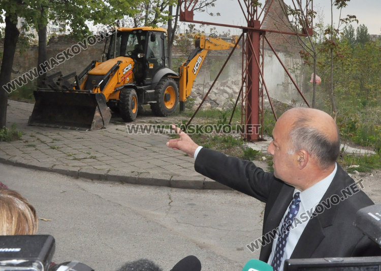 Събориха опасната ограда на бившата казарма на "Булаир"