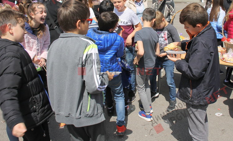 Великденски благотворителен базар в ОУ „Пенчо Славейков“ събра 4610лв