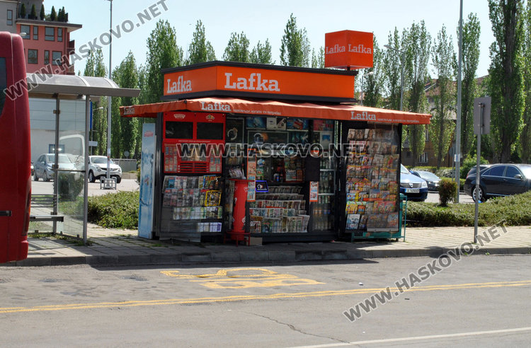 Търговката от Лафката забила юмрук в гърдите на въоръжения обирджия