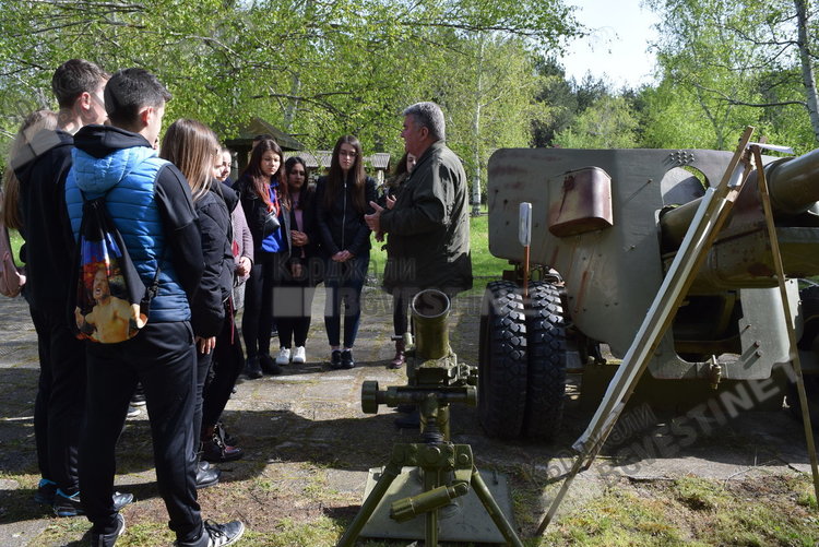 Средношколци се учат да бранят Родината край Широко поле, военните награждават за принос кметове на родопски общини