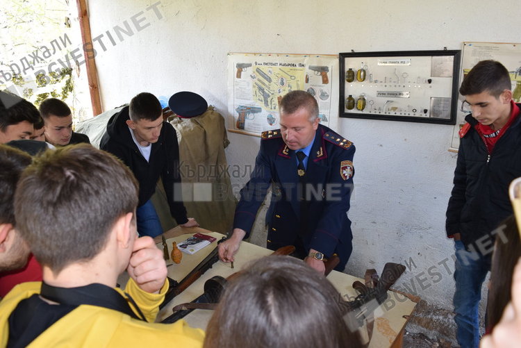 Средношколци се учат да бранят Родината край Широко поле, военните награждават за принос кметове на родопски общини