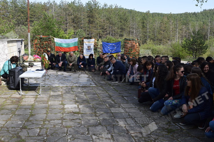 Средношколци се учат да бранят Родината край Широко поле, военните награждават за принос кметове на родопски общини