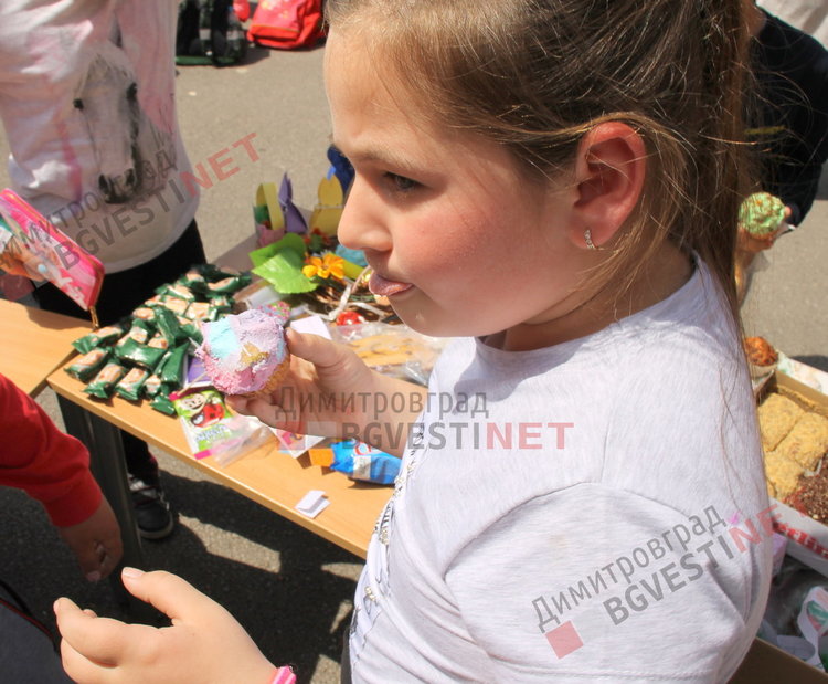 Великденски благотворителен базар в ОУ „Пенчо Славейков“ събра 4610лв