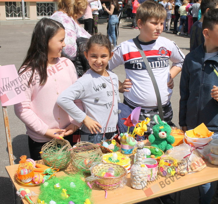 Великденски благотворителен базар в ОУ „Пенчо Славейков“ събра 4610лв