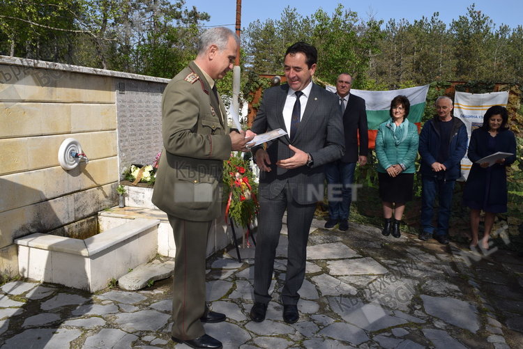 Средношколци се учат да бранят Родината край Широко поле, военните награждават за принос кметове на родопски общини