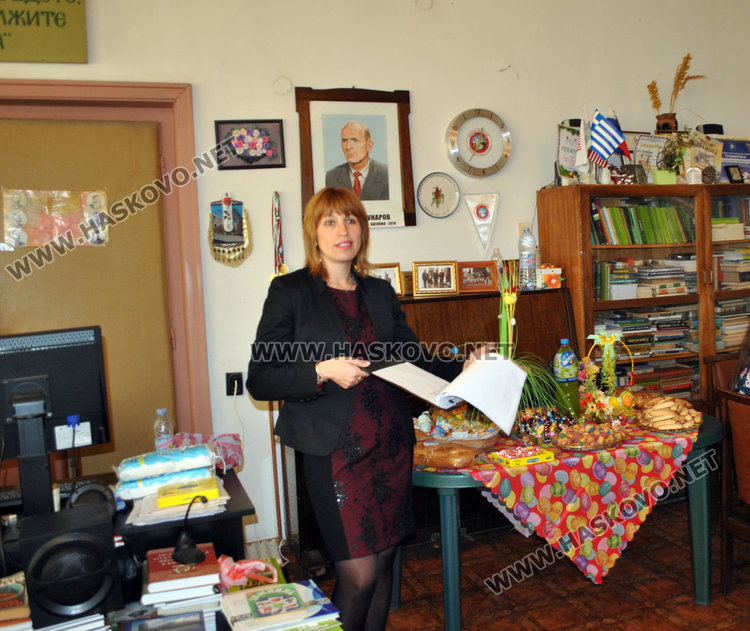 Млади фолклористи боядисаха първите яйца в Тракийското дружество 