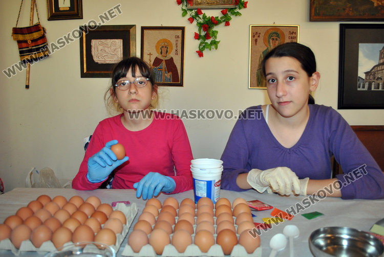 Млади фолклористи боядисаха първите яйца в Тракийското дружество 
