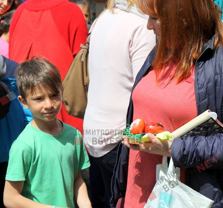 Великденски благотворителен базар в ОУ „Пенчо Славейков“ събра 4610лв