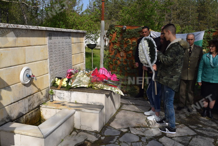 Средношколци се учат да бранят Родината край Широко поле, военните награждават за принос кметове на родопски общини