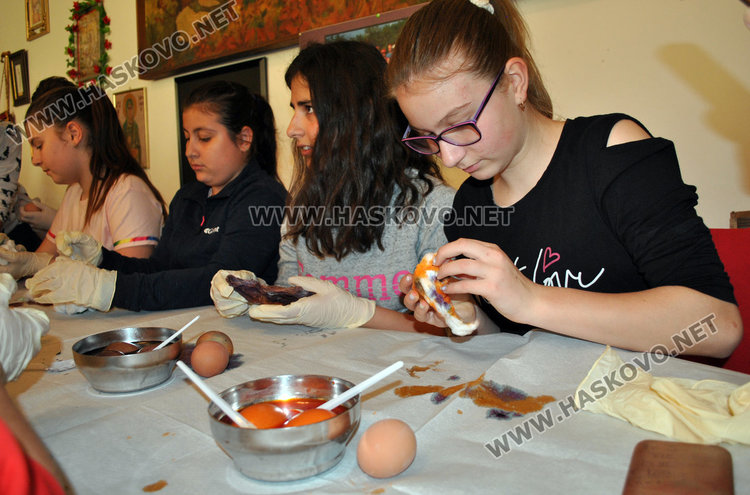 Млади фолклористи боядисаха първите яйца в Тракийското дружество 