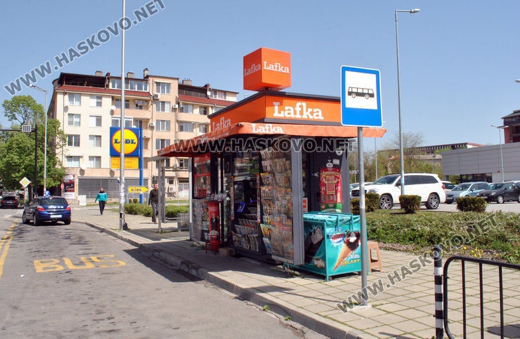 Търговката от Лафката забила юмрук в гърдите на въоръжения обирджия