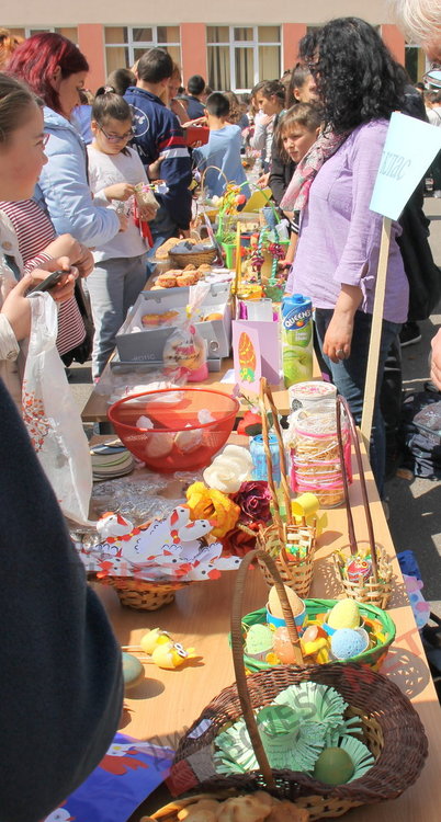 Великденски благотворителен базар в ОУ „Пенчо Славейков“ събра 4610лв