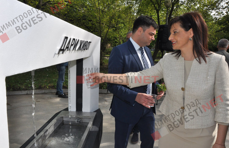 ГЕРБ, БСП и ВОЛЯ се обединиха за изграждането на чешма в чест на дарителите – „Дари живот“ – ВИДЕО