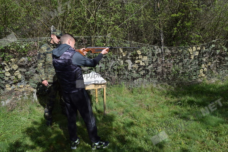 Средношколци се учат да бранят Родината край Широко поле, военните награждават за принос кметове на родопски общини