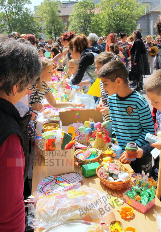Великденски благотворителен базар в ОУ „Пенчо Славейков“ събра 4610лв