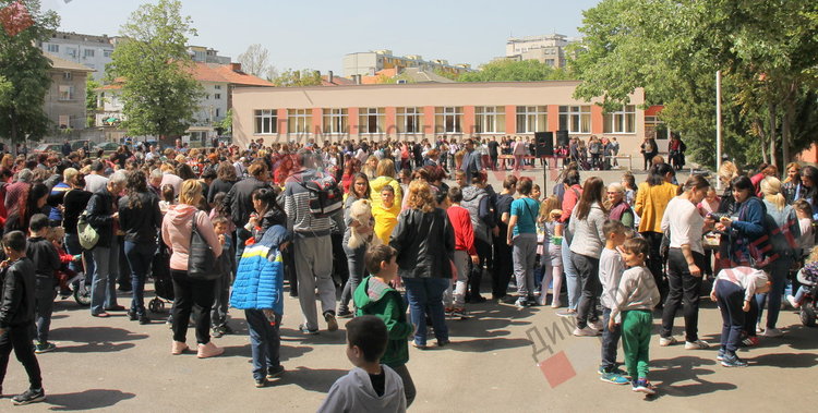 Великденски благотворителен базар в ОУ „Пенчо Славейков“ събра 4610лв