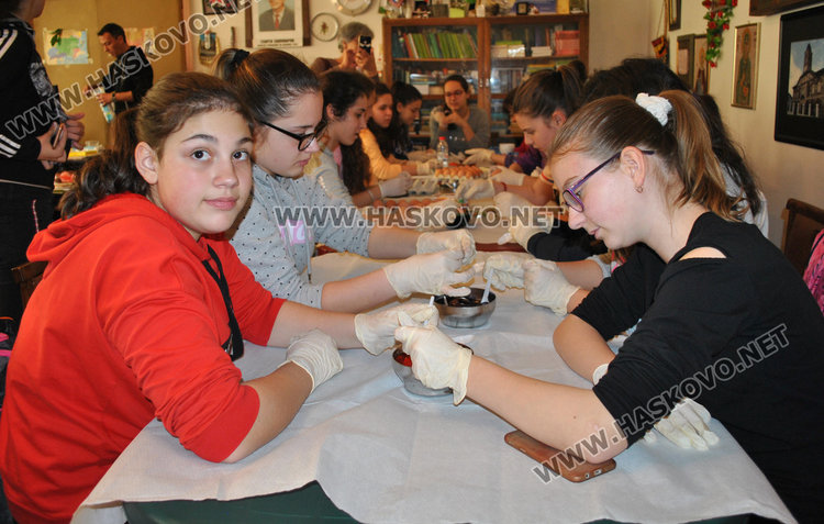 Млади фолклористи боядисаха първите яйца в Тракийското дружество 