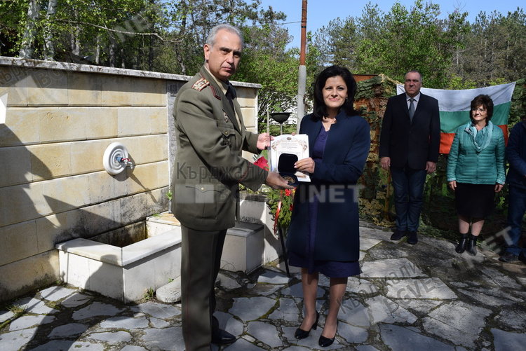 Средношколци се учат да бранят Родината край Широко поле, военните награждават за принос кметове на родопски общини