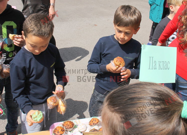 Великденски благотворителен базар в ОУ „Пенчо Славейков“ събра 4610лв