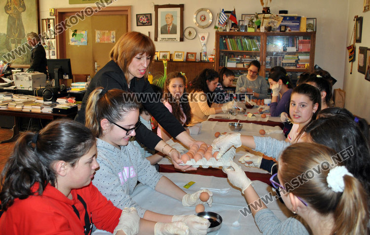 Млади фолклористи боядисаха първите яйца в Тракийското дружество 