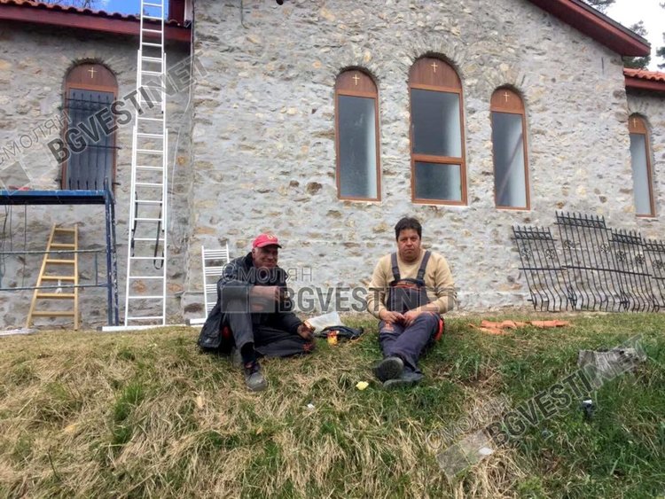 Много хора се включиха с доброволен труд, така е издигнат храмът и през 1923 г, изцяло на обществени начала