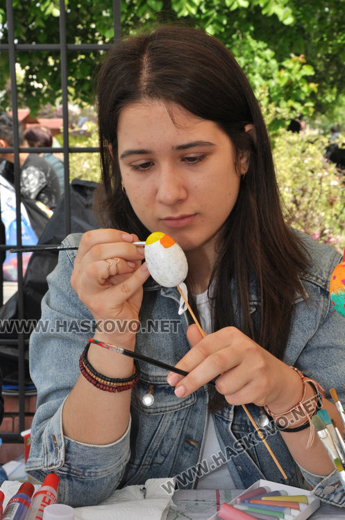 Деца от Хасково боядисаха 300 малки яйца и две големи