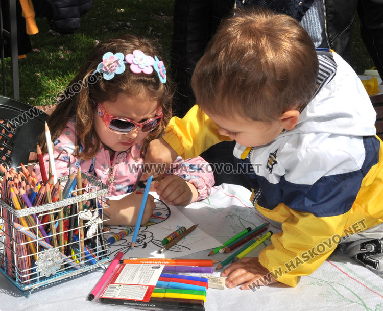 Деца от Хасково боядисаха 300 малки яйца и две големи