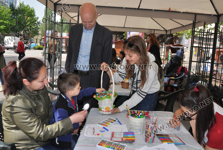 Деца от Хасково боядисаха 300 малки яйца и две големи