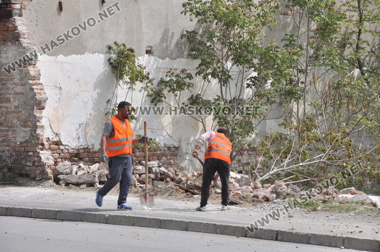 Сринаха стената убиец на казармата, разрушаването струва 4 хил.лева