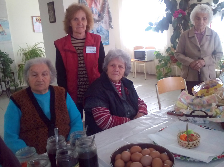 Великденско дарение в Дневния център за стари хора, боядисаха и яйца