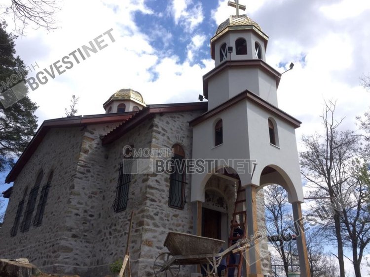 Стотици християни и мюсюлмани дариха за възстановяването на легендарен храм в Златоград