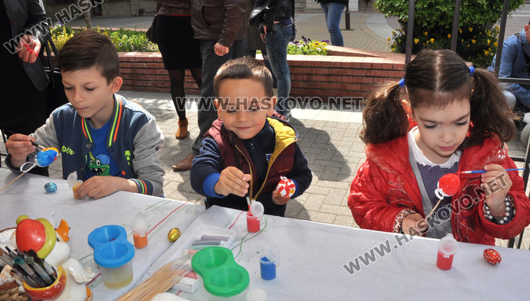 Деца от Хасково боядисаха 300 малки яйца и две големи