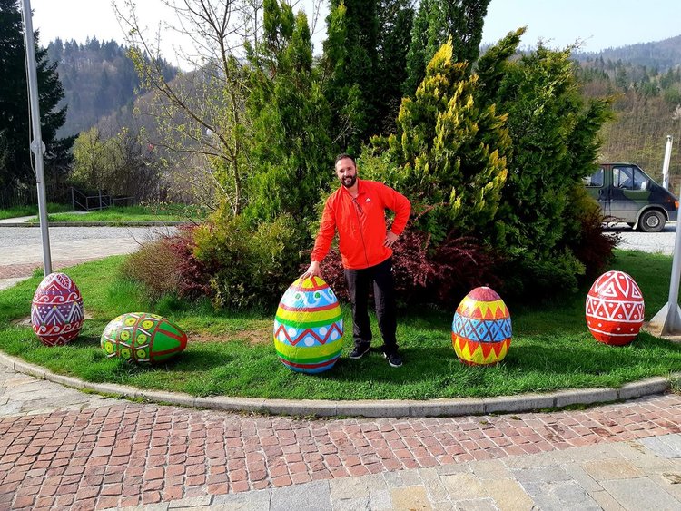 Великденски яйца изписаха художници, красят центъра на Смолян 