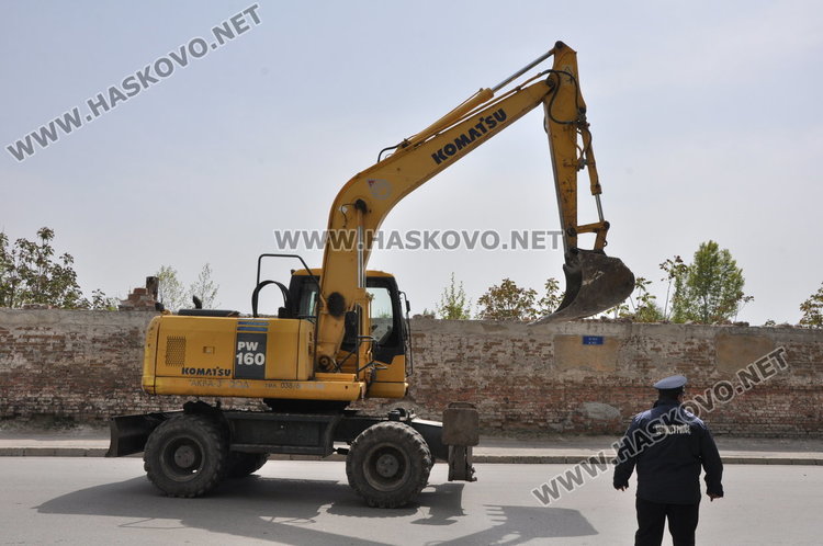 Сринаха стената убиец на казармата, разрушаването струва 4 хил.лева