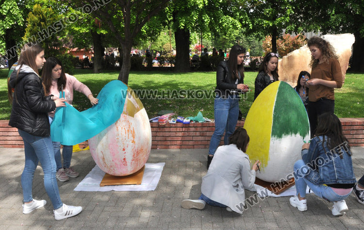 Деца от Хасково боядисаха 300 малки яйца и две големи