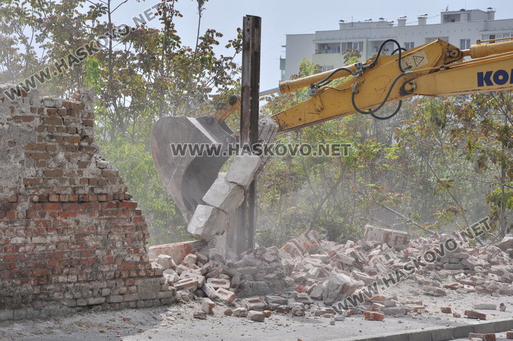 Сринаха стената убиец на казармата, разрушаването струва 4 хил.лева