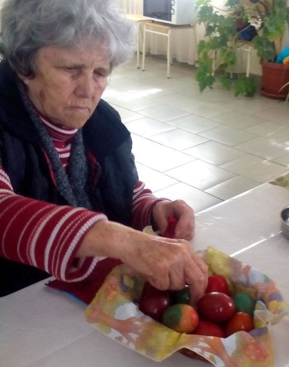 Великденско дарение в Дневния център за стари хора, боядисаха и яйца