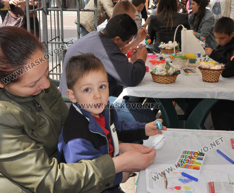 Деца от Хасково боядисаха 300 малки яйца и две големи