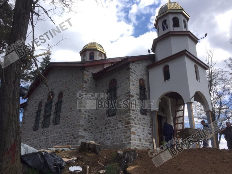 Стотици християни и мюсюлмани дариха за възстановяването на легендарен храм в Златоград