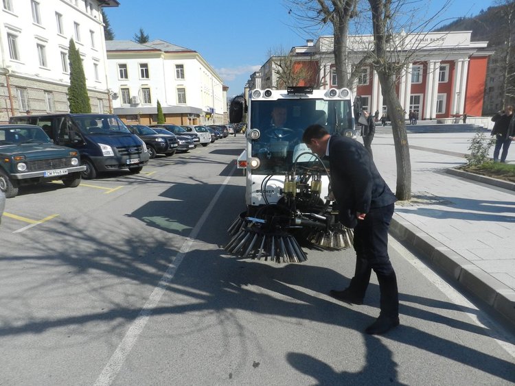 Модерна машина ще мете и оросява срещу запрашаване на улиците в Мадан