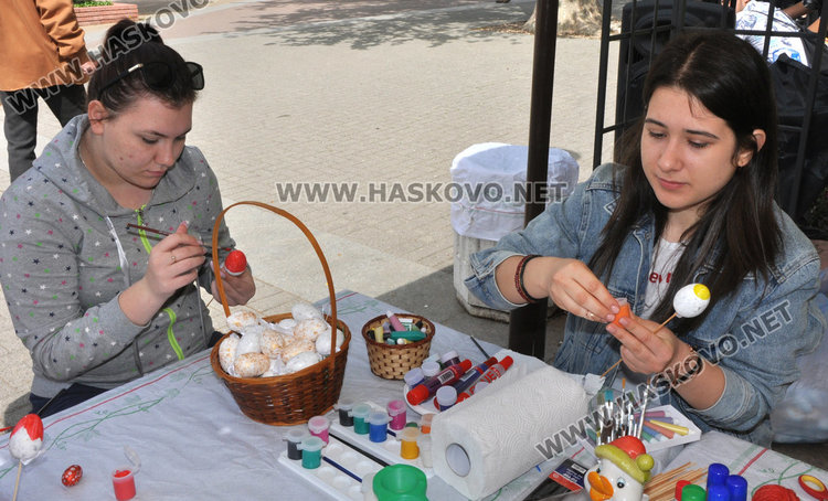 Деца от Хасково боядисаха 300 малки яйца и две големи