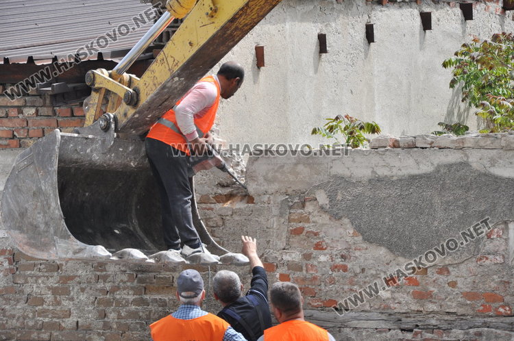 Сринаха стената убиец на казармата, разрушаването струва 4 хил.лева