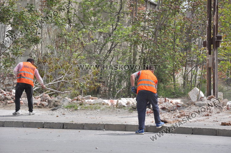 Сринаха стената убиец на казармата, разрушаването струва 4 хил.лева