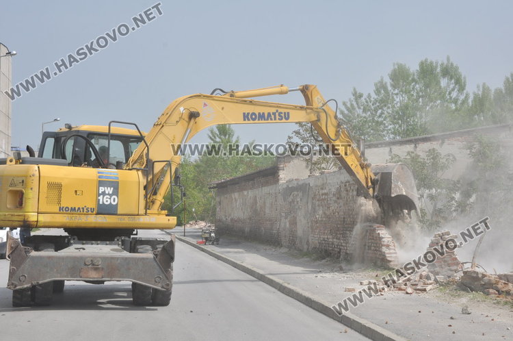 Сринаха стената убиец на казармата, разрушаването струва 4 хил.лева