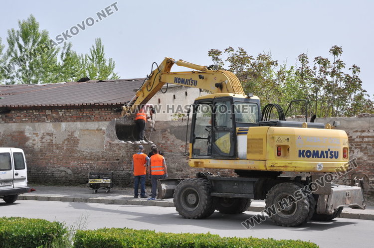 Сринаха стената убиец на казармата, разрушаването струва 4 хил.лева