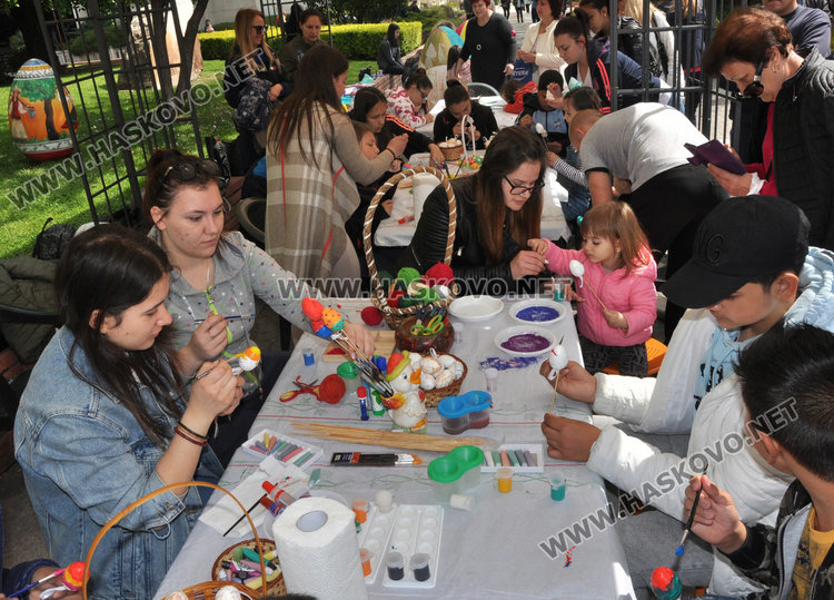 Деца от Хасково боядисаха 300 малки яйца и две големи