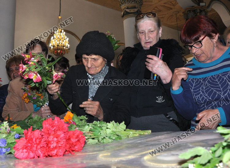 На Разпети петък миряни минаха под плащаницата в хасковските храмове