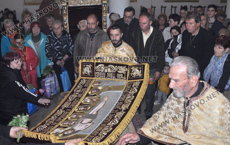 На Разпети петък миряни минаха под плащаницата в хасковските храмове