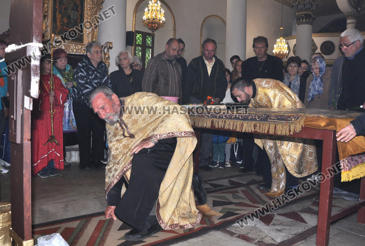 На Разпети петък миряни минаха под плащаницата в хасковските храмове