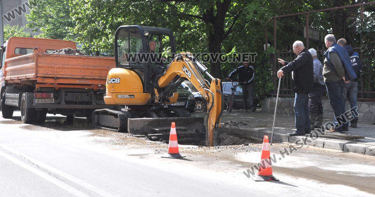Теч от авария наводни центъра на Хасково